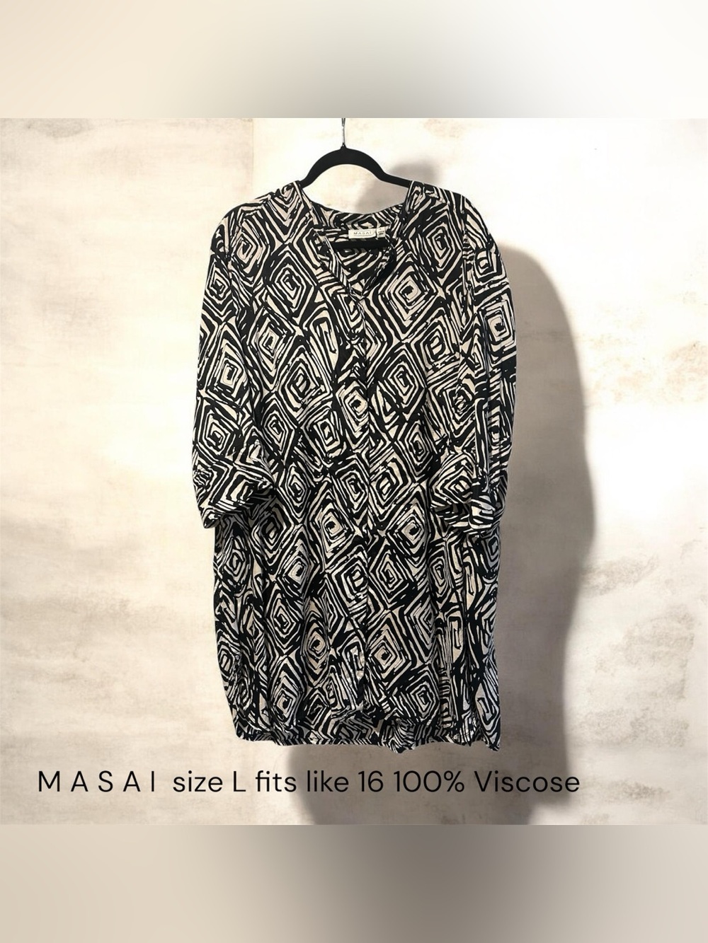 “Geam Abstract” print Button up Tunic
Size L generous
MASAI Copenhagen